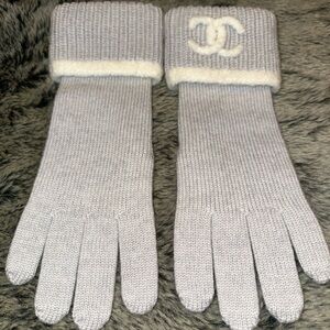 CHANEL Light Gray Knit Gloves with Cream Accent